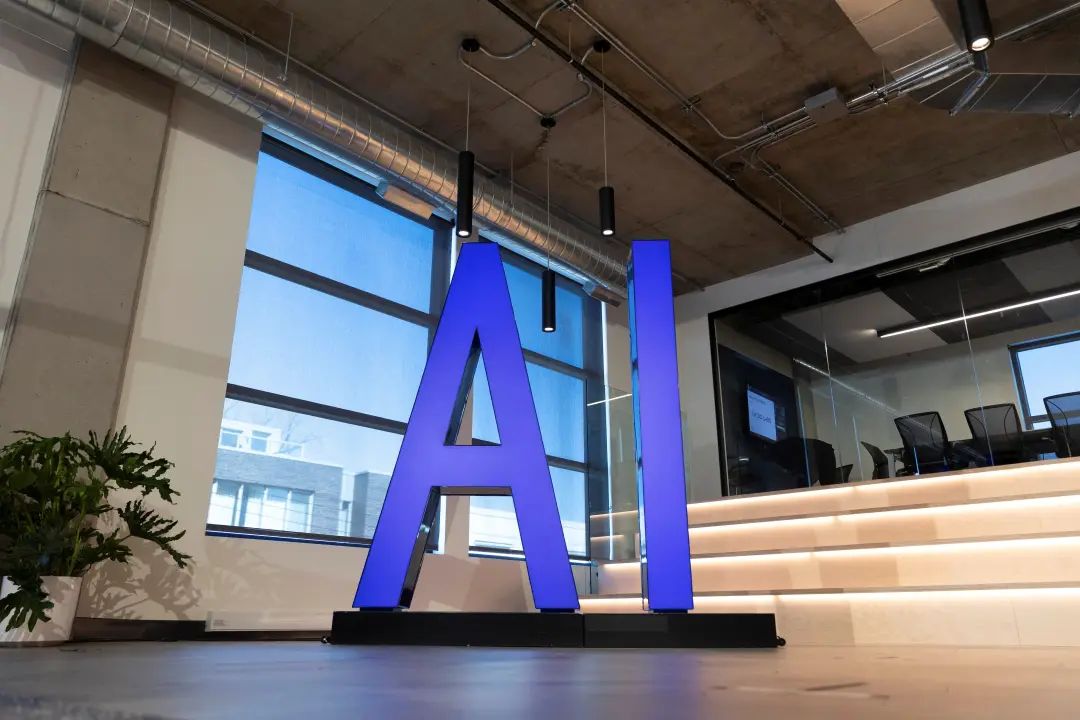 特鲁多参观蒙特利尔人工智能科技公司 Scale AI 的办公室
