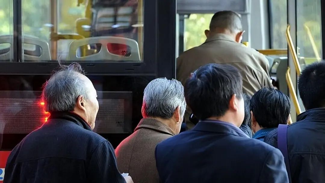老年人免费乘车将取消 专家给出建议,年轻人 噩梦终于结束