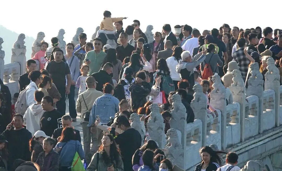 多地景区再现 人山人海 国庆假期旅游红红火火