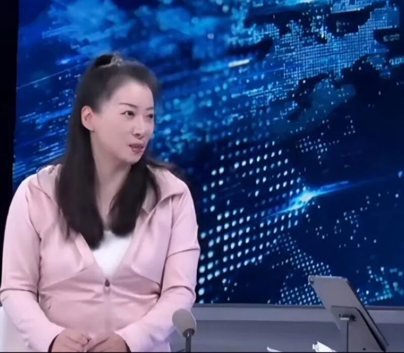 曾经传递奥运圣火的金晶认为她可以理解「连滚带爬」形容词的用意。 (翻摄自微博)