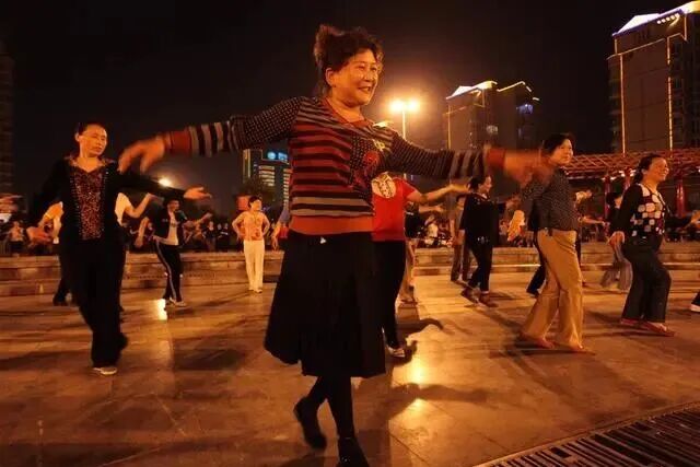 跳广场舞为何容易有婚外情 57岁出轨女人告诉你 逃不脱3点原因