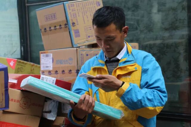 客户要求快递小哥周末送货被爽约,隔天收到短信 见一次投诉一次